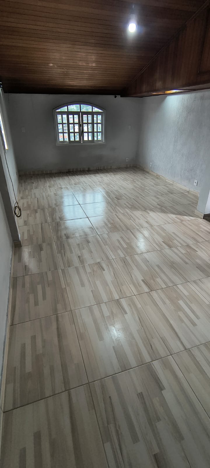 Banheiro reformado com piso e revestimento